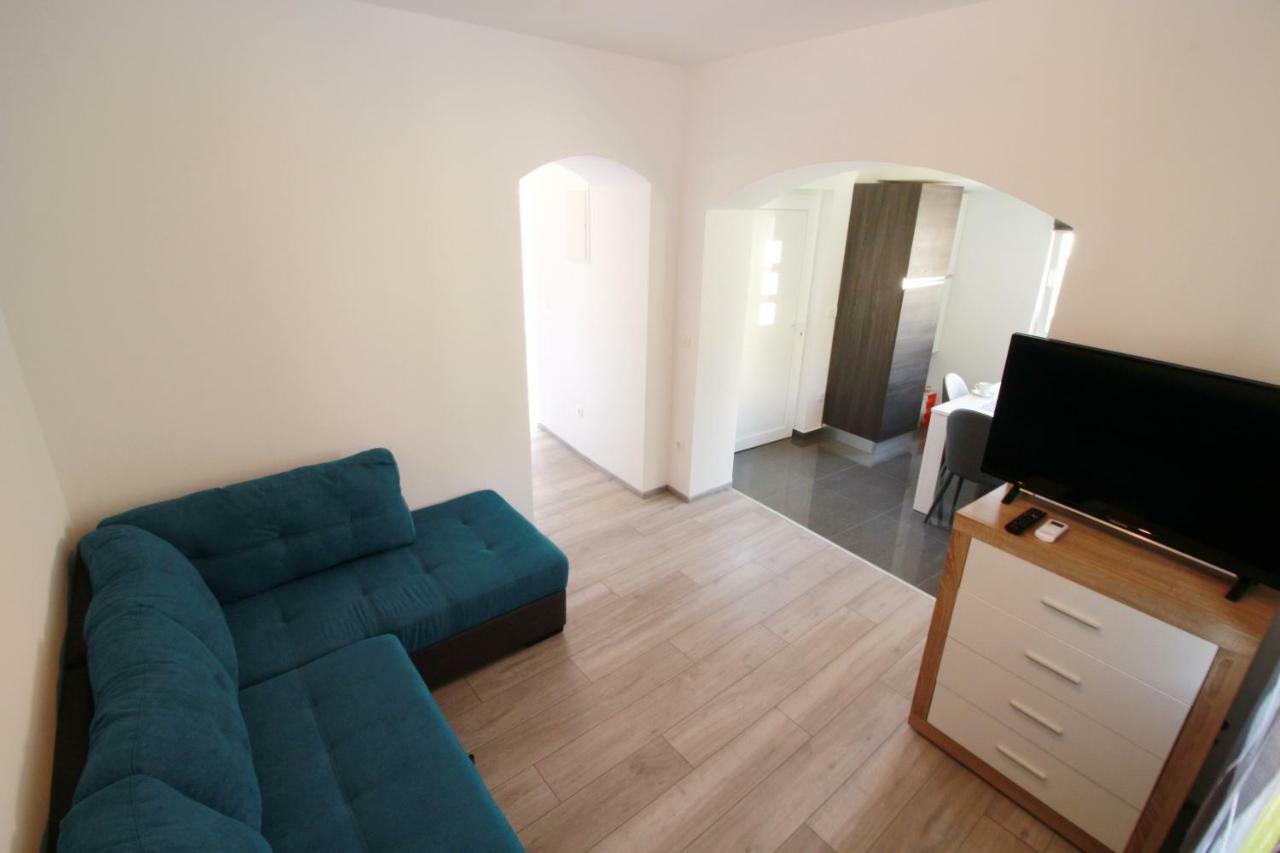 Apartment Sara With Seaview Petrcane Buitenkant foto