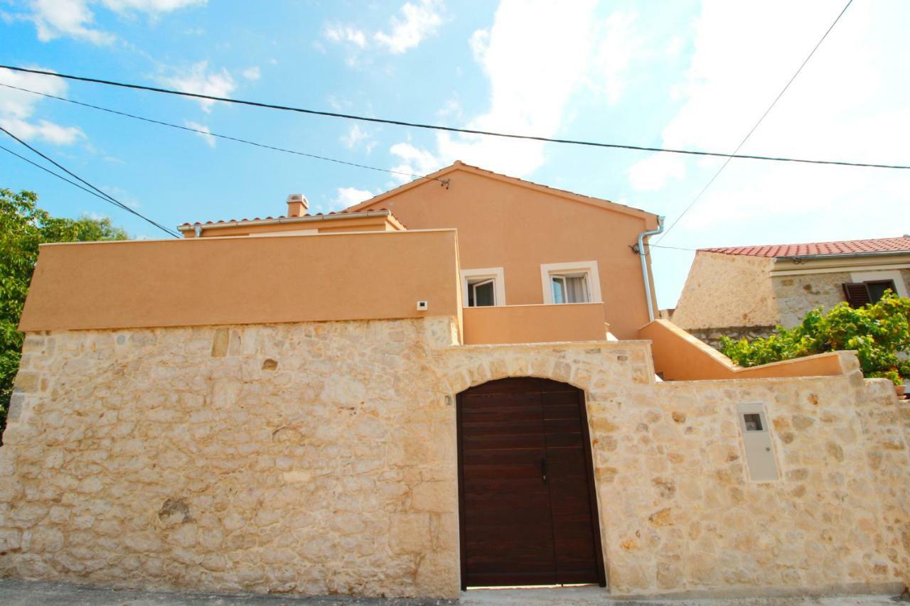 Apartment Sara With Seaview Petrcane Buitenkant foto
