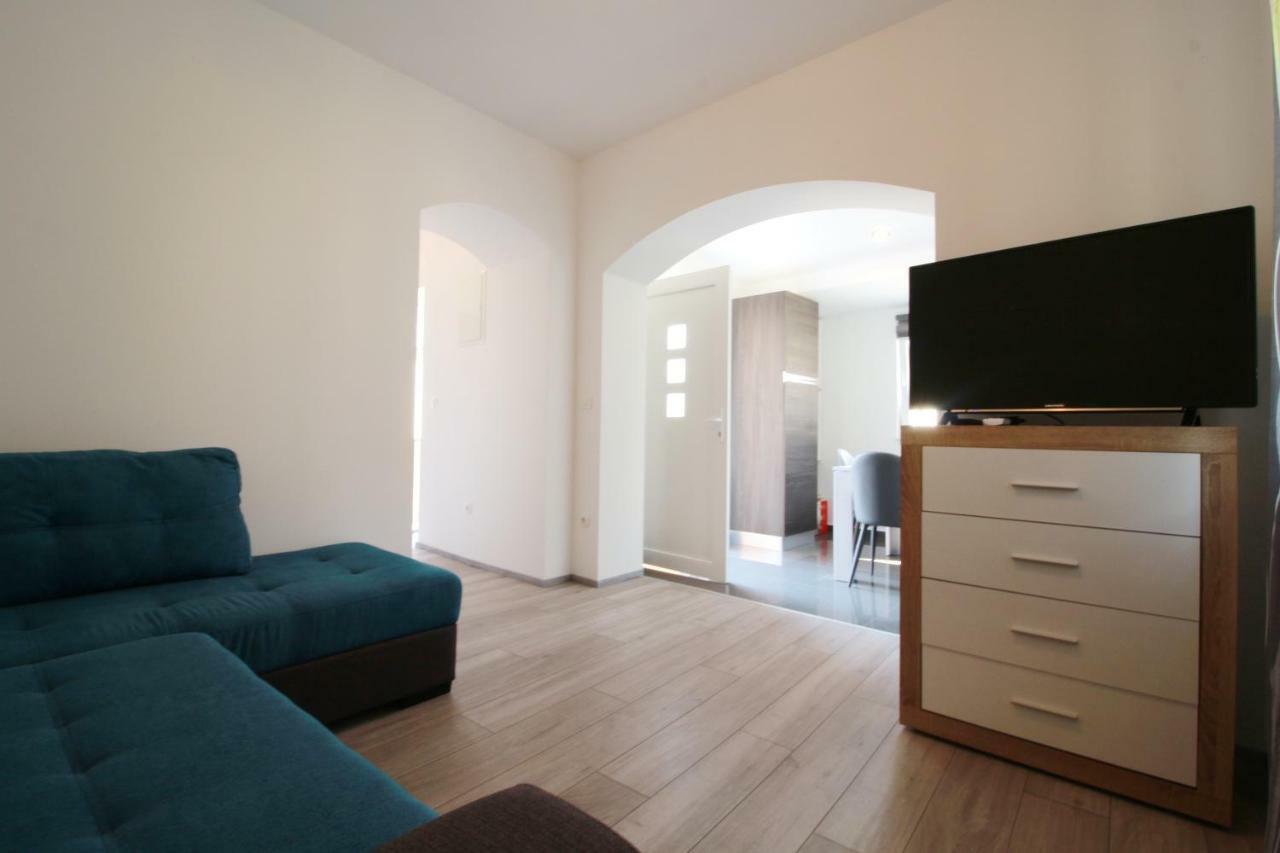 Apartment Sara With Seaview Petrcane Buitenkant foto